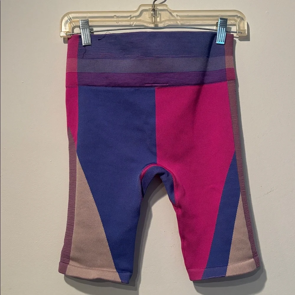 Nike Women's Icon Clash Seamless Training Bike Shorts in a size Medium